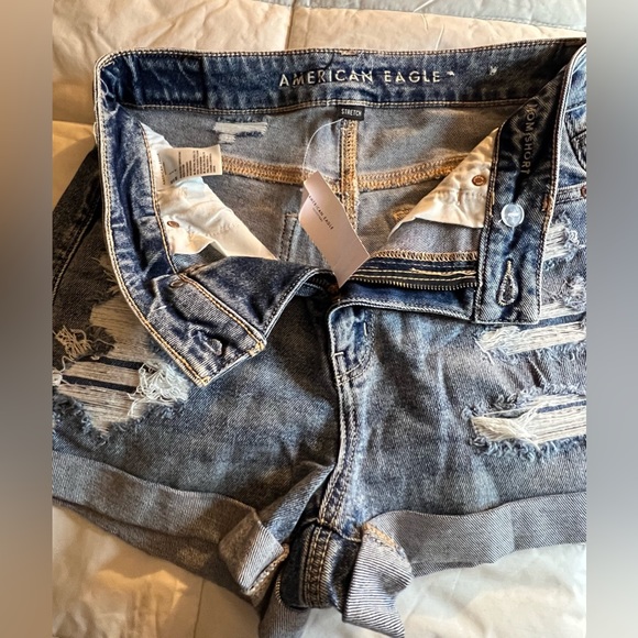 NWT American Eagle distressed Denim shorts. Women’s size 6. - Picture 3 of 5